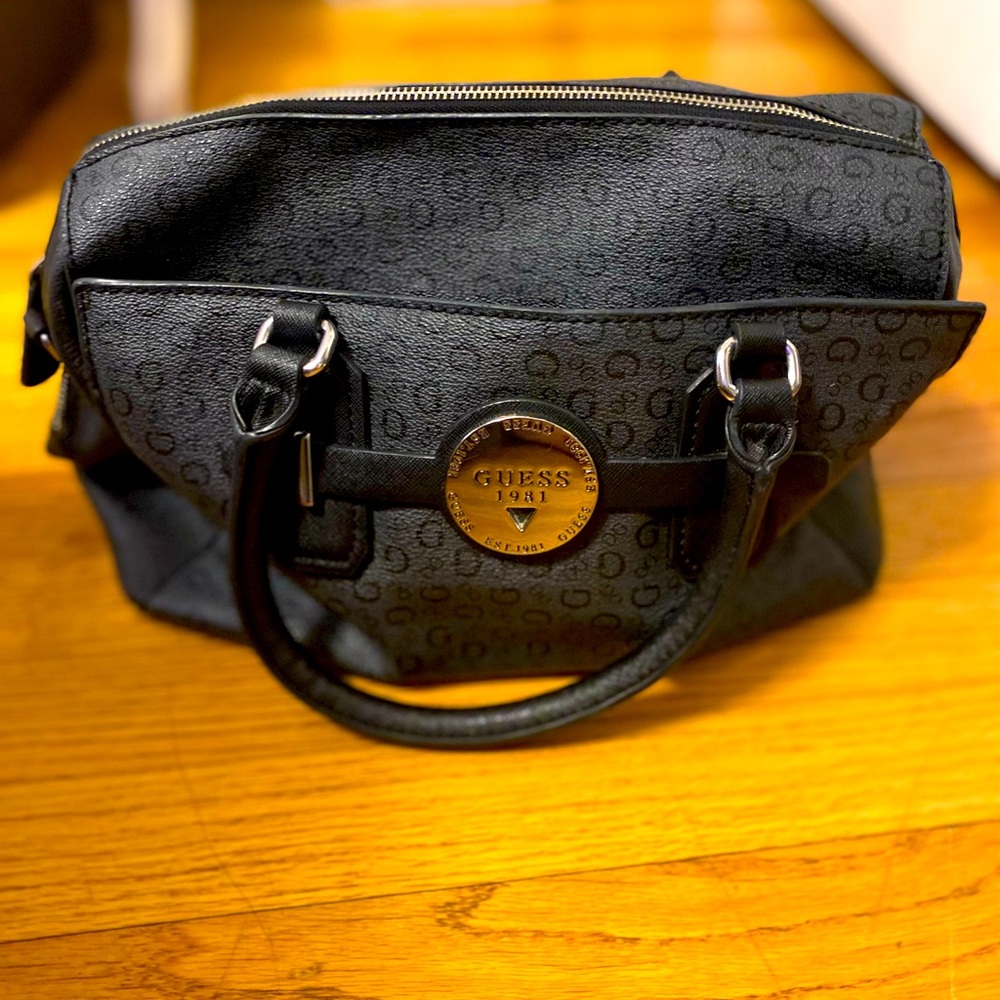 GORGEOUS GGUESS PURSE!!!🖤